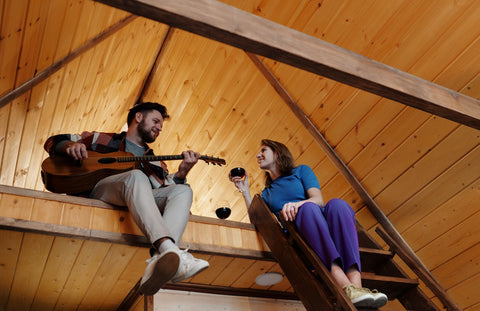 coppia che suona la chitarra in un appuntamento
