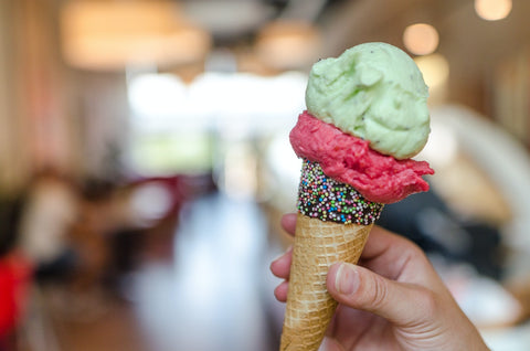 due palline di gelato in un cono