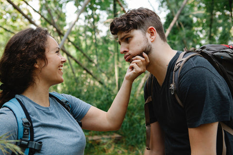 giovane coppia che si diverte durante il trekking nel bosco
