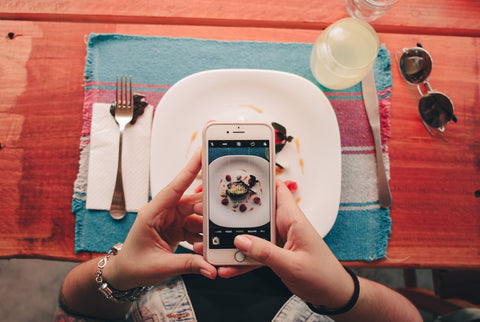 persona che fotografa il cibo