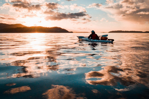 persona seduta sul kayak