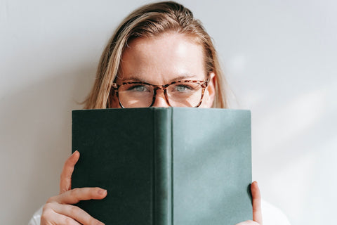 ragazza con gli occhiali e un libro