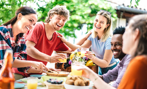 I millennials mangiano e si divertono a tavola