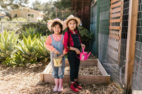 Bambine che fanno giardinaggio