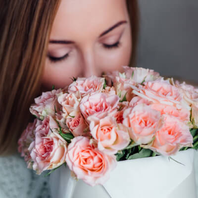 femme avec fleur