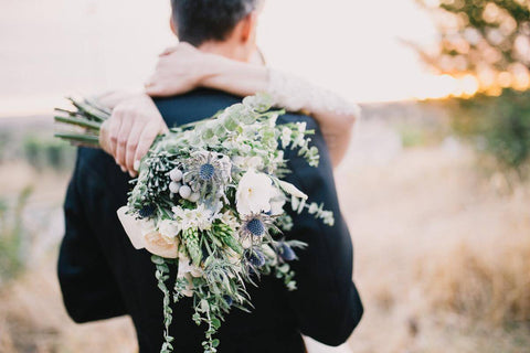 mariée avec bouquet