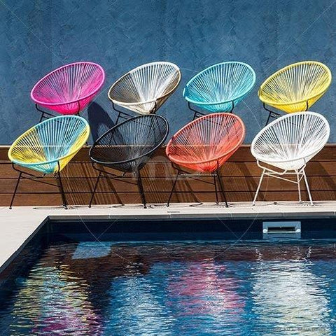 Silla acapulco de colores en piscina. Sillas de diseño para exteriores y jardines.