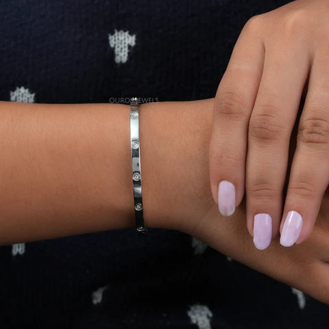 Gorgeous and Pretty Round Cut Diamond White Gold Bangle – An Exquisite Blend of Brilliance and Elegance to Adorn Your Wrist.