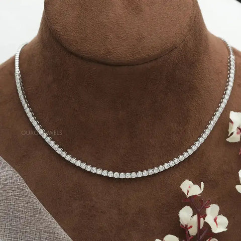 Elegant Brilliant Cut Diamonds White Gold Women's Necklace – A Timeless Piece of Radiance and Sophistication for Every Occasion.