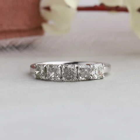 [Kaufen Sie diesen 5-Stein-Ehering aus kissengeschliffenem Labordiamanten bei Ouros Jewels. Sehen Sie sich unsere Diamant-Ehe- und Verlobungsringe mit einzigartigem Design an]-[Ouros Jewels]
