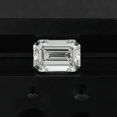 [Wählen Sie die Form eines Smaragddiamanten für Halskettenschmuck, um das richtige Erscheinungsbild zu erzielen.] - [Ouros-Juwelen]