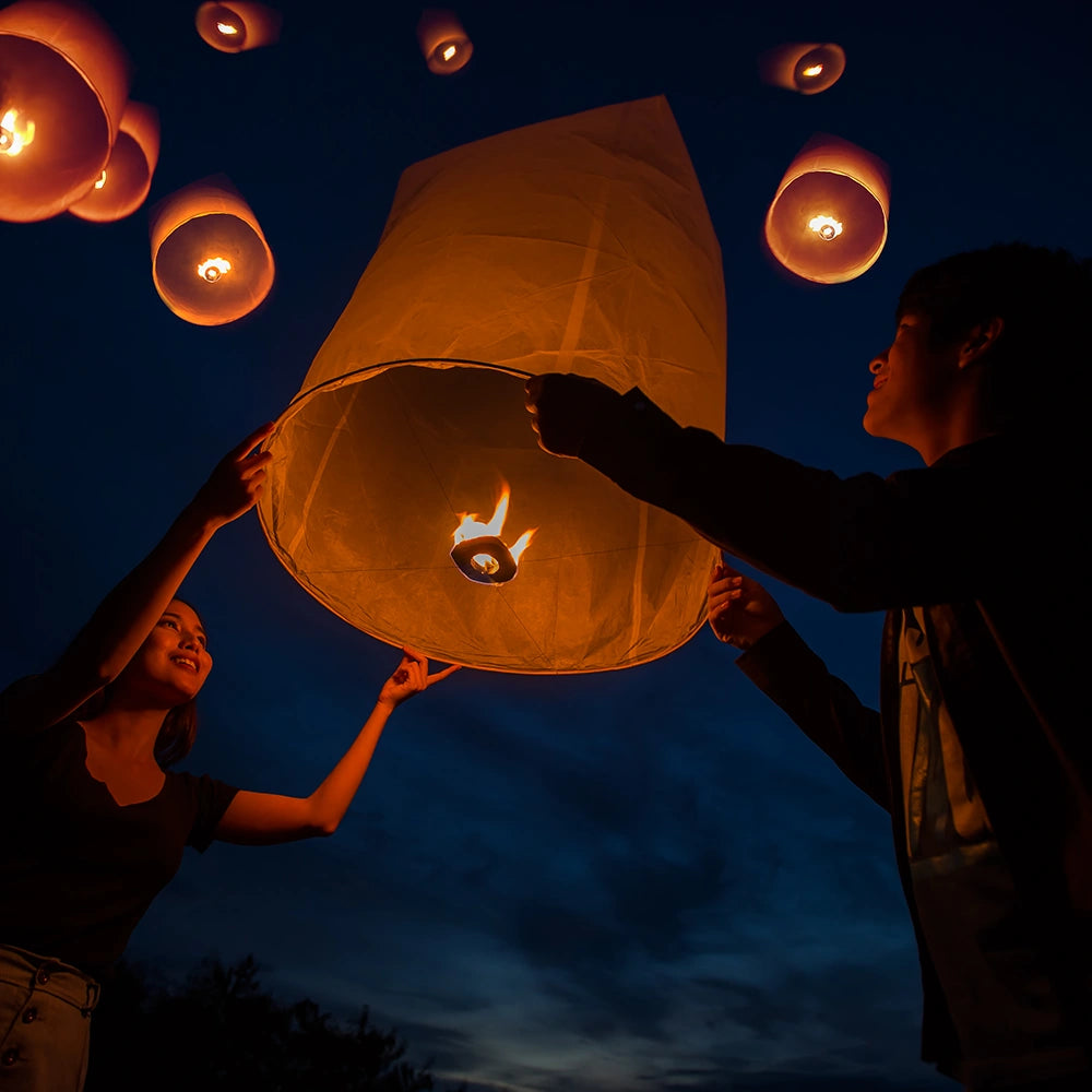 Flying lantern proposal to a love partner from sharing the emotions, and experiences for a future
