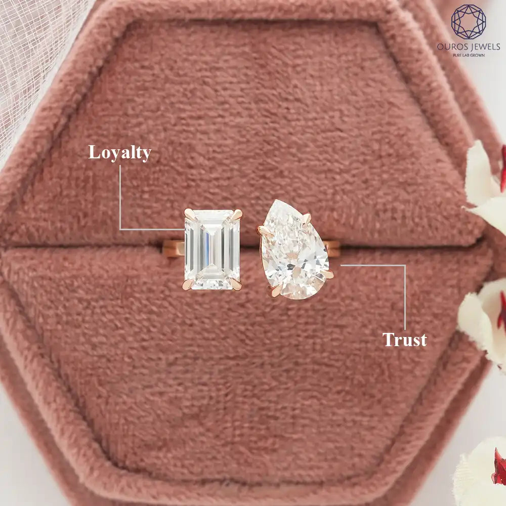 Toi Moi Verlobungsring mit Smaragd und birnenförmigem Diamanten, der den Faktor „Loyalität“ und „Vertrauen“ bringt