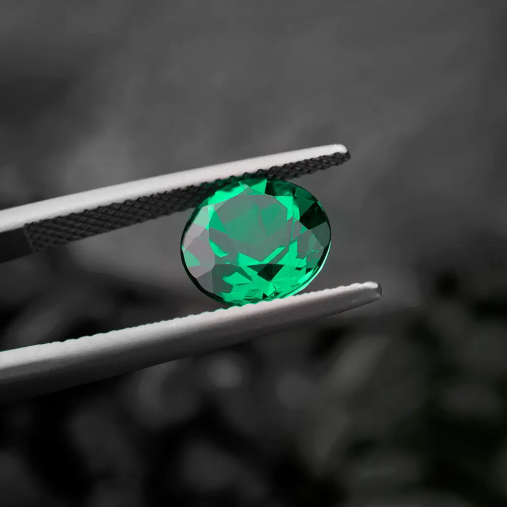 Strahlender grüner Peridot-Edelstein, der Frische und natürliche Schönheit verkörpert.