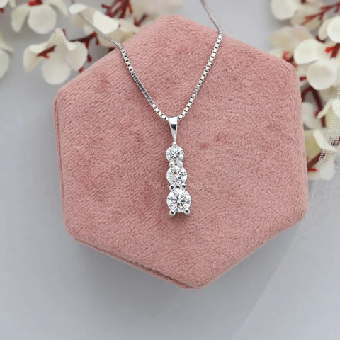 Beautiful round pendant with diamonds crafted in white gold