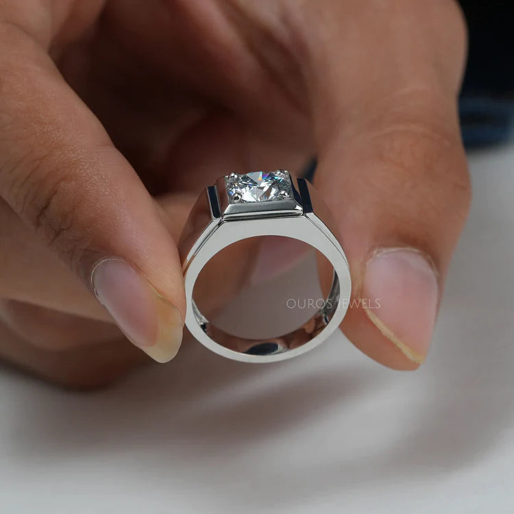 White gold solitaire engagement ring in round cut lab-grown diamond