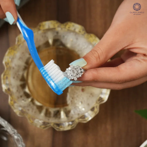 Wonderful Brilliance: A White Gold Ring Receiving a Cleaning – Sparkling After a Luxurious Cleaning Session, Ready to Shine Bright on Your Elegant Fingers.