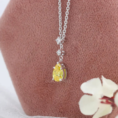 Sophisticated gold pendant featuring a stunning yellow pear-shaped diamond, a captivating accessory for women with refined taste.