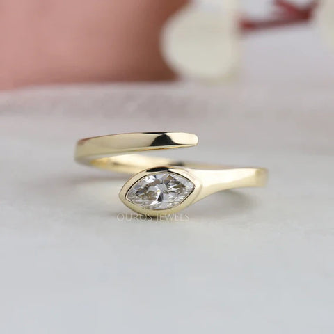 [Kaufen Sie im Labor gezüchtete Diamanten in diesem 14-Karat-Gelbgold-Marquise-Verlobungsring mit Zargenfassung für Frauen. Verfügt über einen einzigartigen Bypass-Solitärring. Klicken Sie hier, um ihn anzuzeigen!]-[Ouros Jewels]