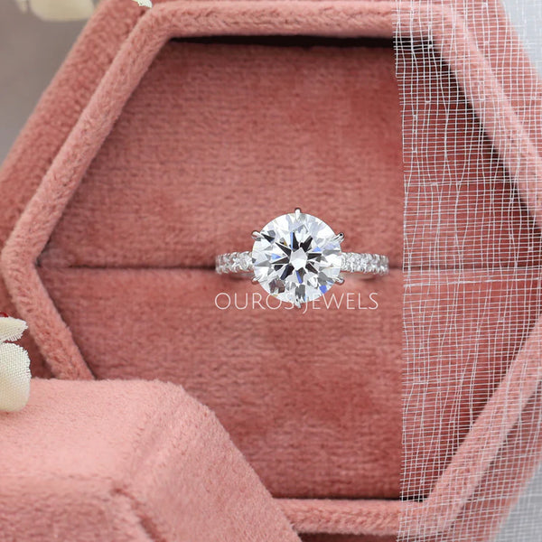 Round Shape Diamond Ring to reveal the love feeling towards your lover and realtionship