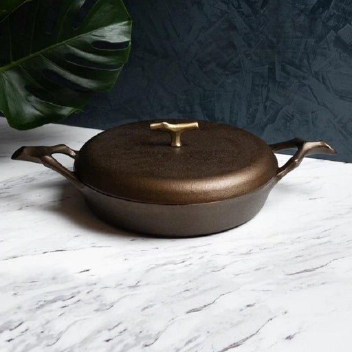 https://cdn.shopify.com/s/files/1/0527/7758/2760/products/Nest_Cookware_12_Cast_Iron_Braising_Pan_with_Lid_512x512.jpg?v=1653419790