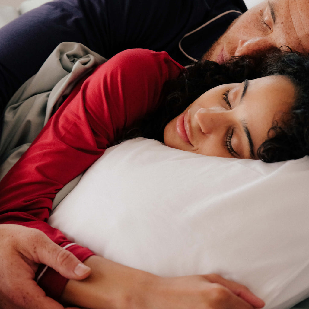 一对情侣在使用带有温度调节技术的睡眠云核心枕套睡觉