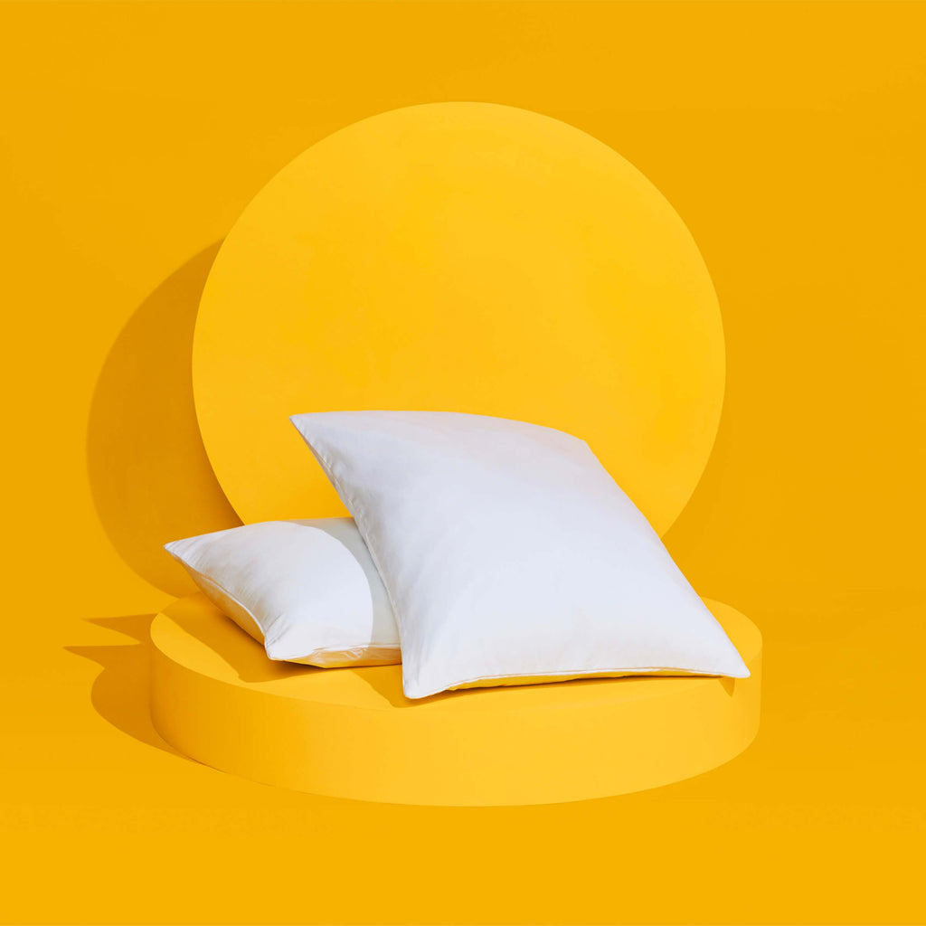 睡眠云核心枕套由温度调节技术支撑在黄色背景