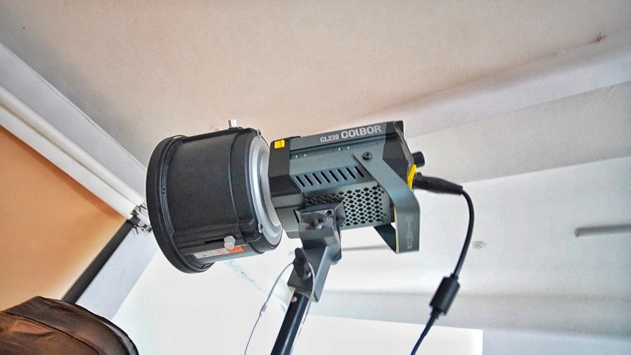 COLBOR CL220 is used to set up home photo studio lighting with light modifier.