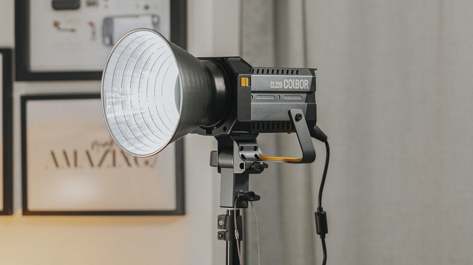 Use COLBOR CL220 LED constant light for furniture photography lighting