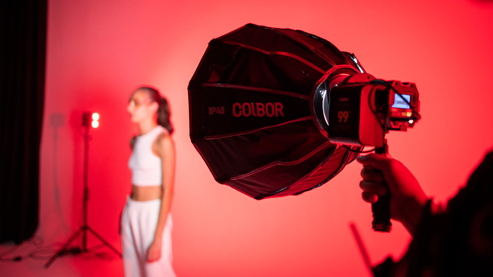 Use COLBOR BP45 softbox to soften lighting for short films