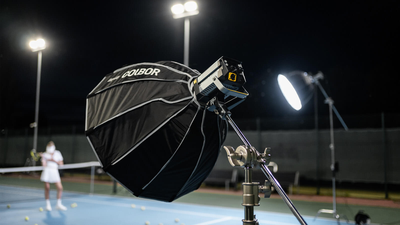 COLBOR CL220 LED light for DSLR video is used to illuminate the sports video.