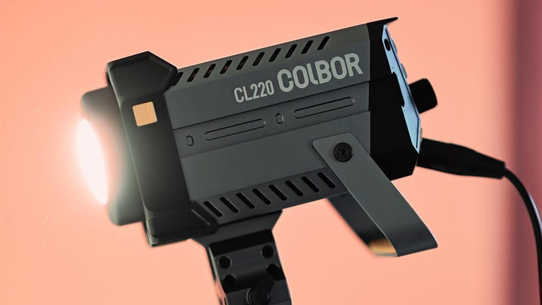 COLBOR CL220 LED constant light provides powerful lighting for filmmaking.