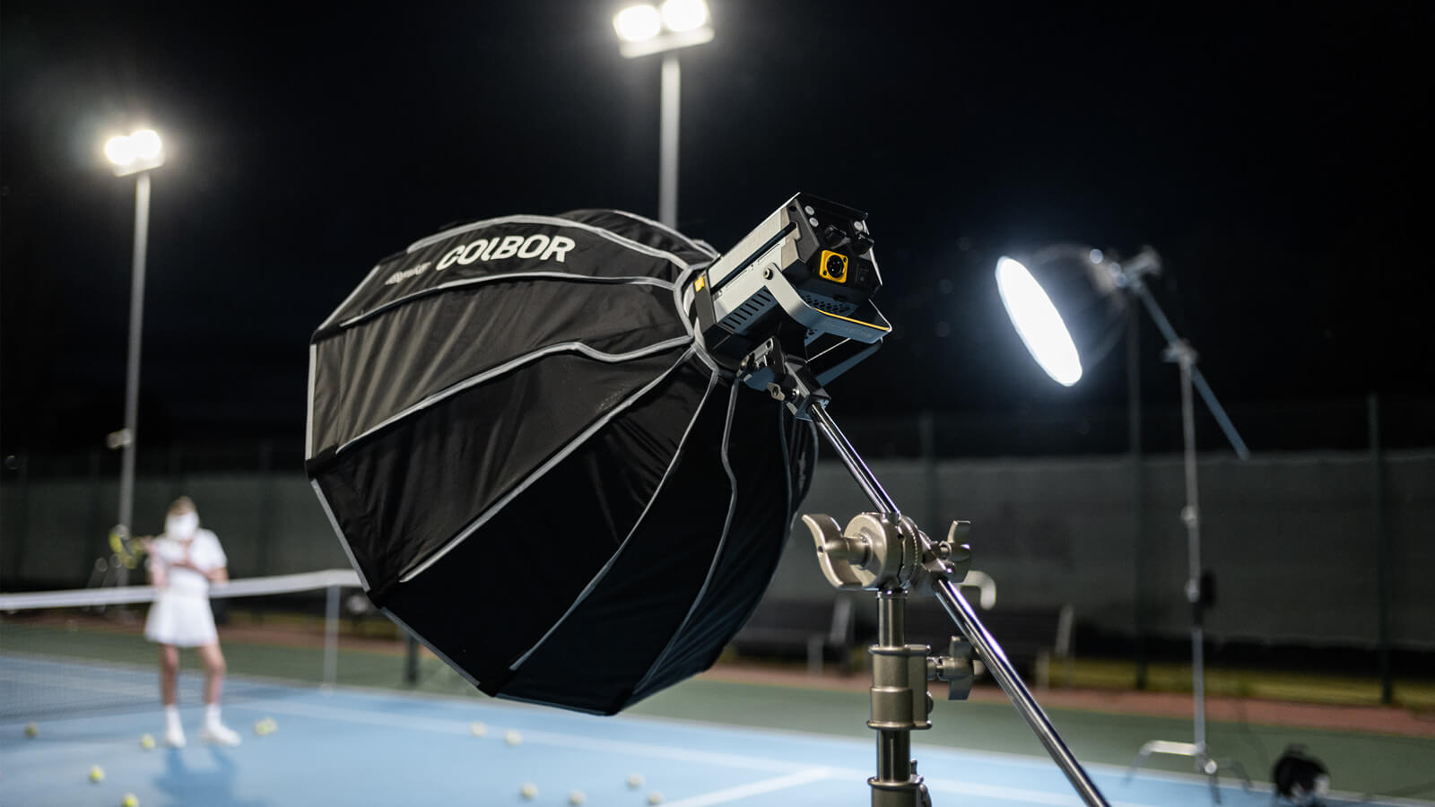 COLBOR CL220 lighting for video recording is used with softbox to offer soft illumination for sports video.