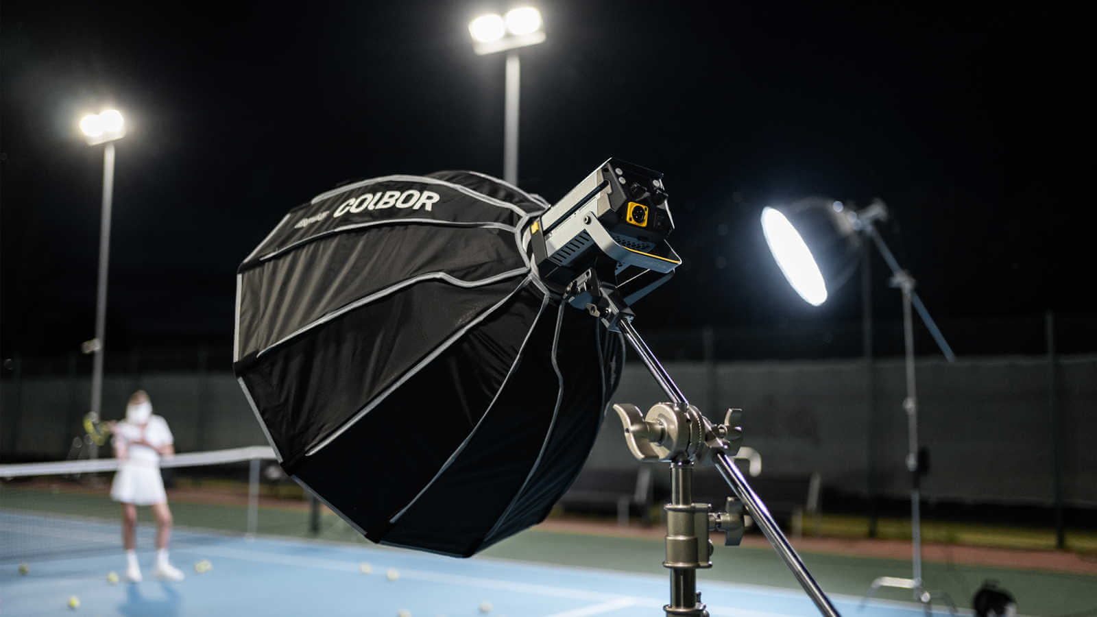COLBOR CL220 offers outdoor photography lighting that is powerful enough to illuminate the scene.