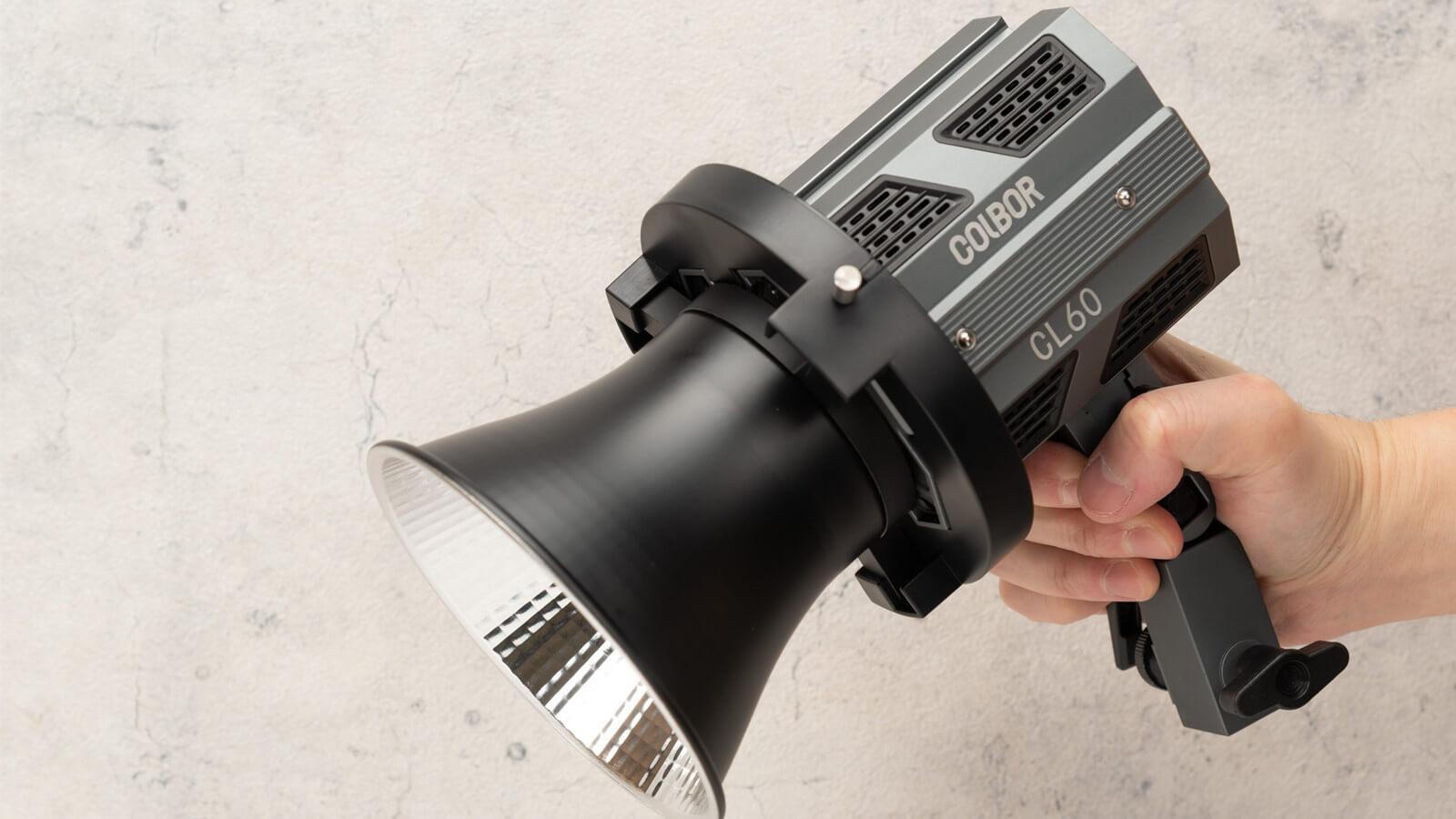COLBOR CL60 comes with a light base for handheld use.