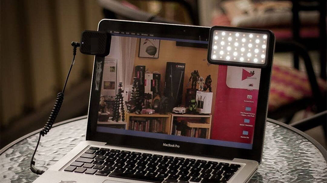 COLBOR PL5 has a magnetic back that allows you to attach it to the laptop to offer lighting for webcam streaming.