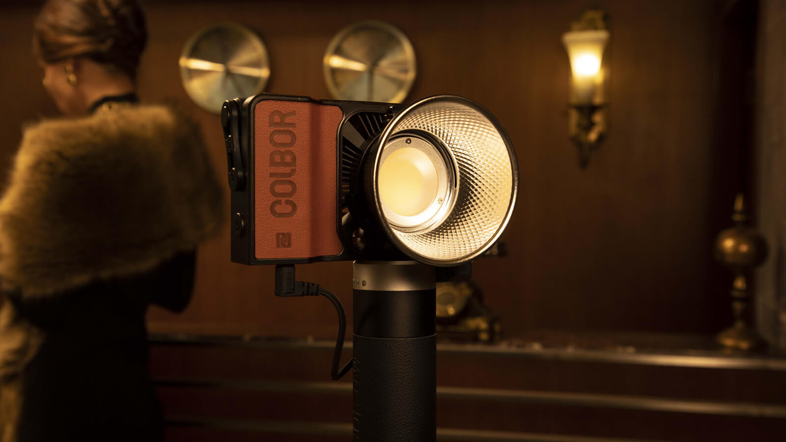 COLBOR W100 can be powered by a battery grip to light the green screen for streaming.