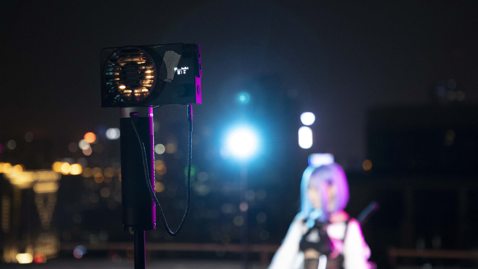 COLBOR W100R RGB pocket light is used for cosplay photography.