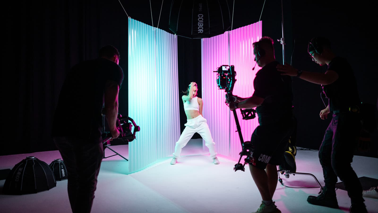 COLBOR CL60R offers colored lighting for dance video to introduce creativity.