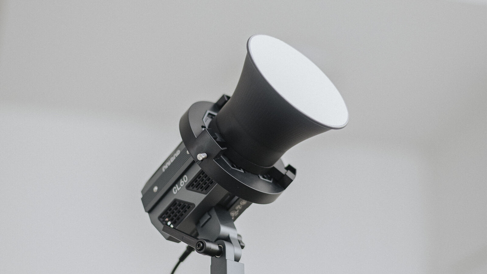 COLBOR CL60 is used with the supplied reflector to offer brighter photoshoot lighting at home.