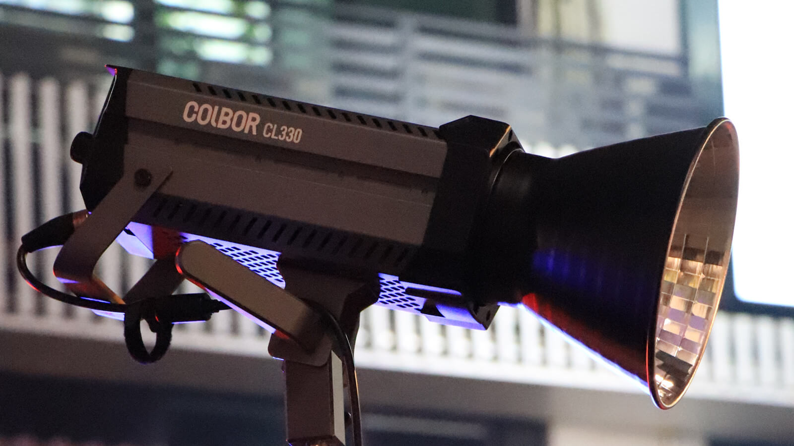 COLBOR CL330 offers lighting for real estate photography.