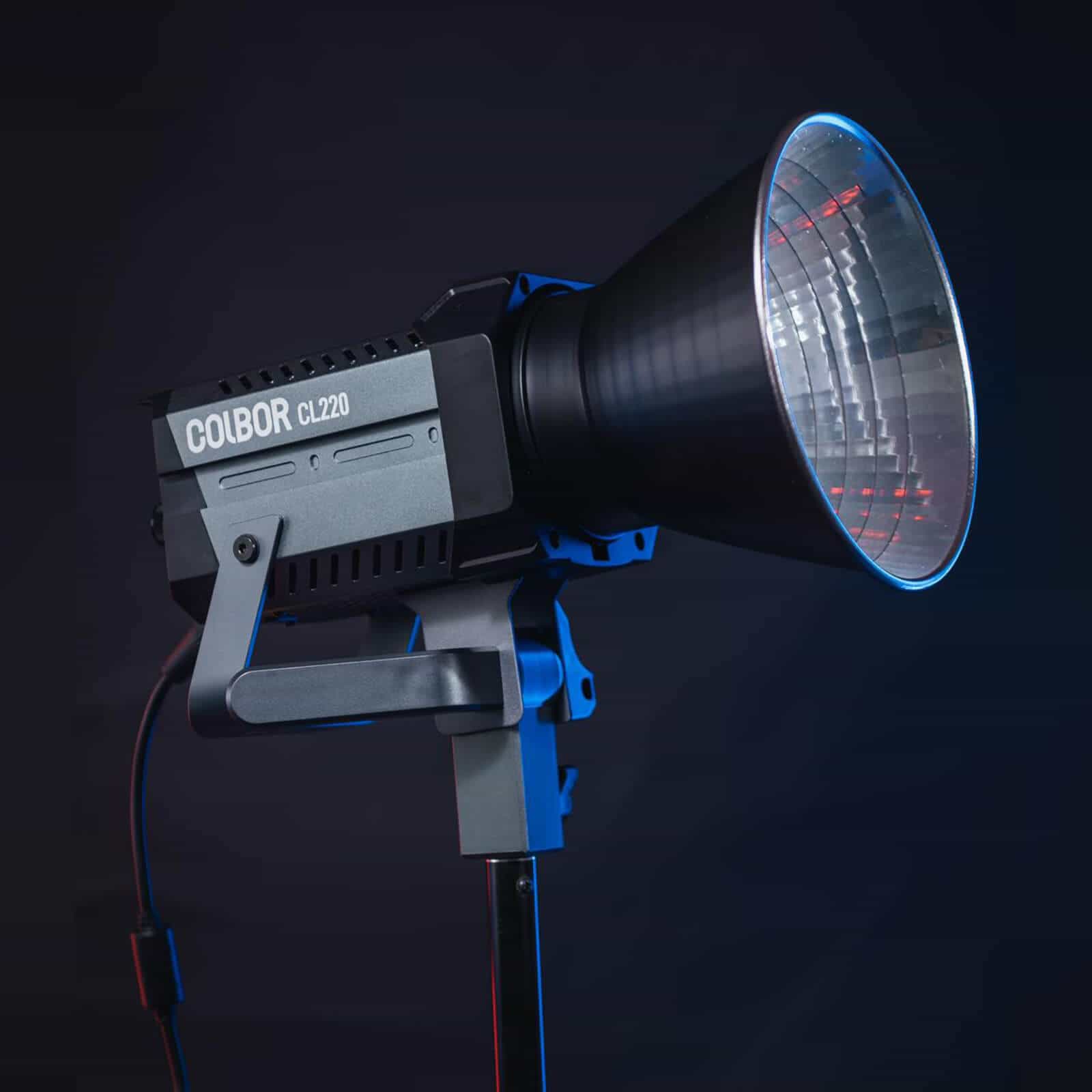 COLBOR BHR45 is mounted on the COLBOR CL220 light.