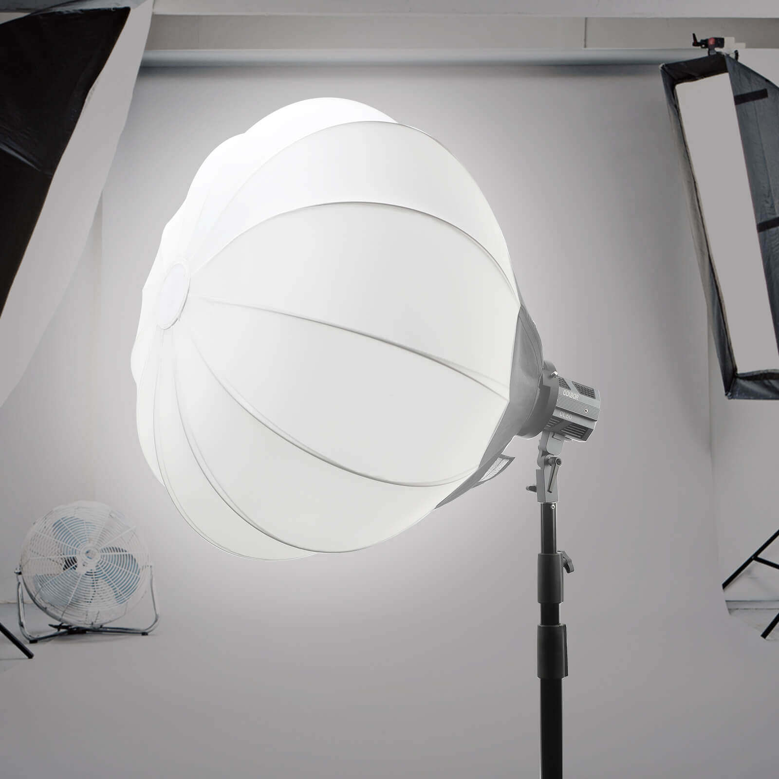 COLBOR BL65 is mounted on the COLBOR CL60 video light to soften the illumination.