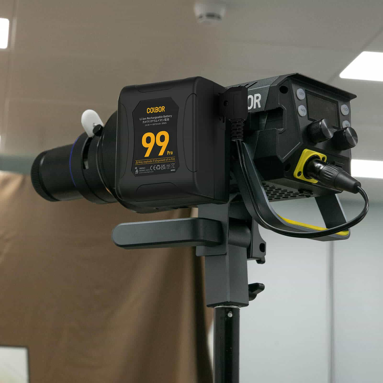 COLBOR VM3 works to mount a V mount battery on the COLBOR CL330 studio light.