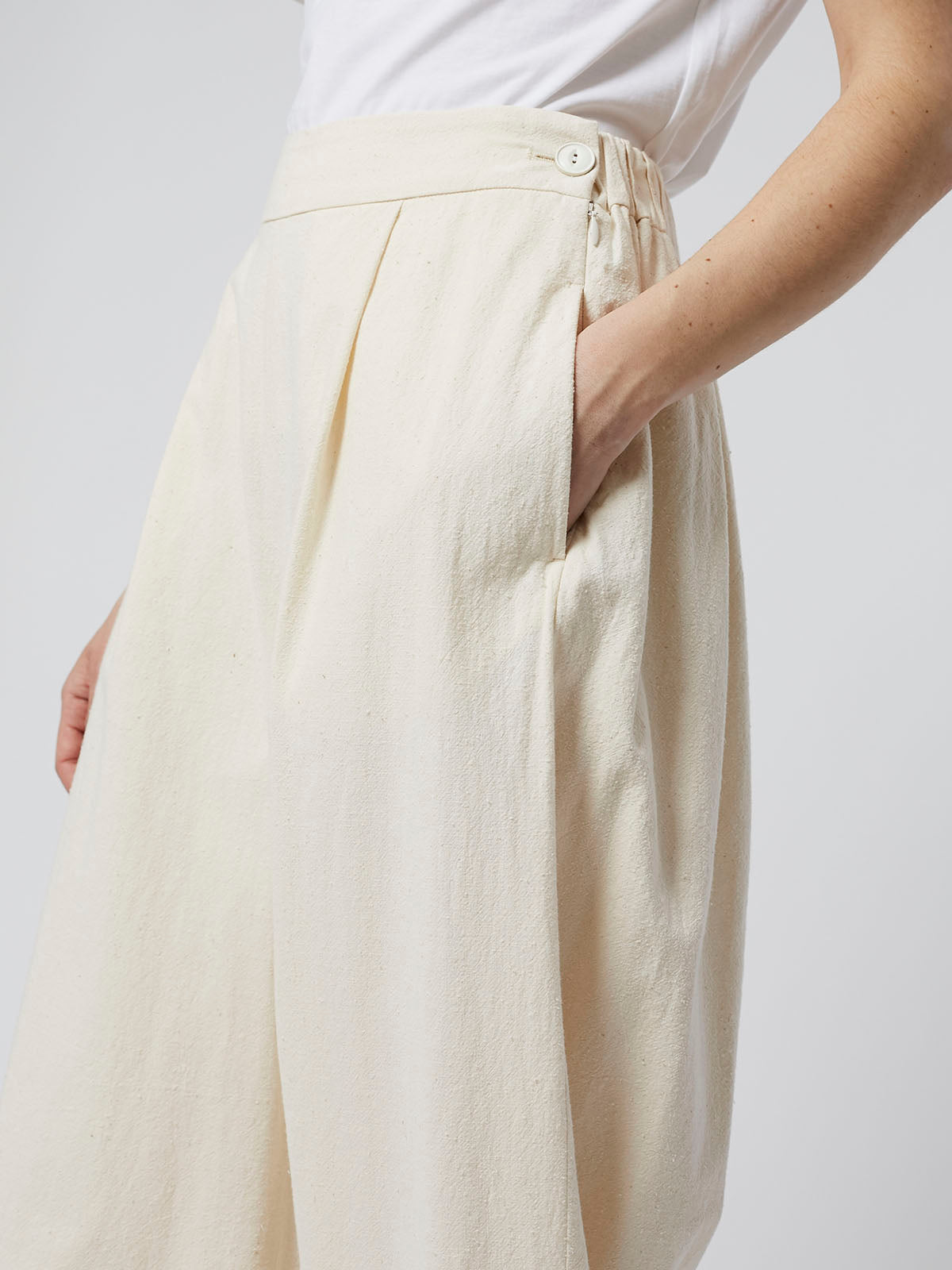 Back Tuck Easy Wide Pants in Shell Poud