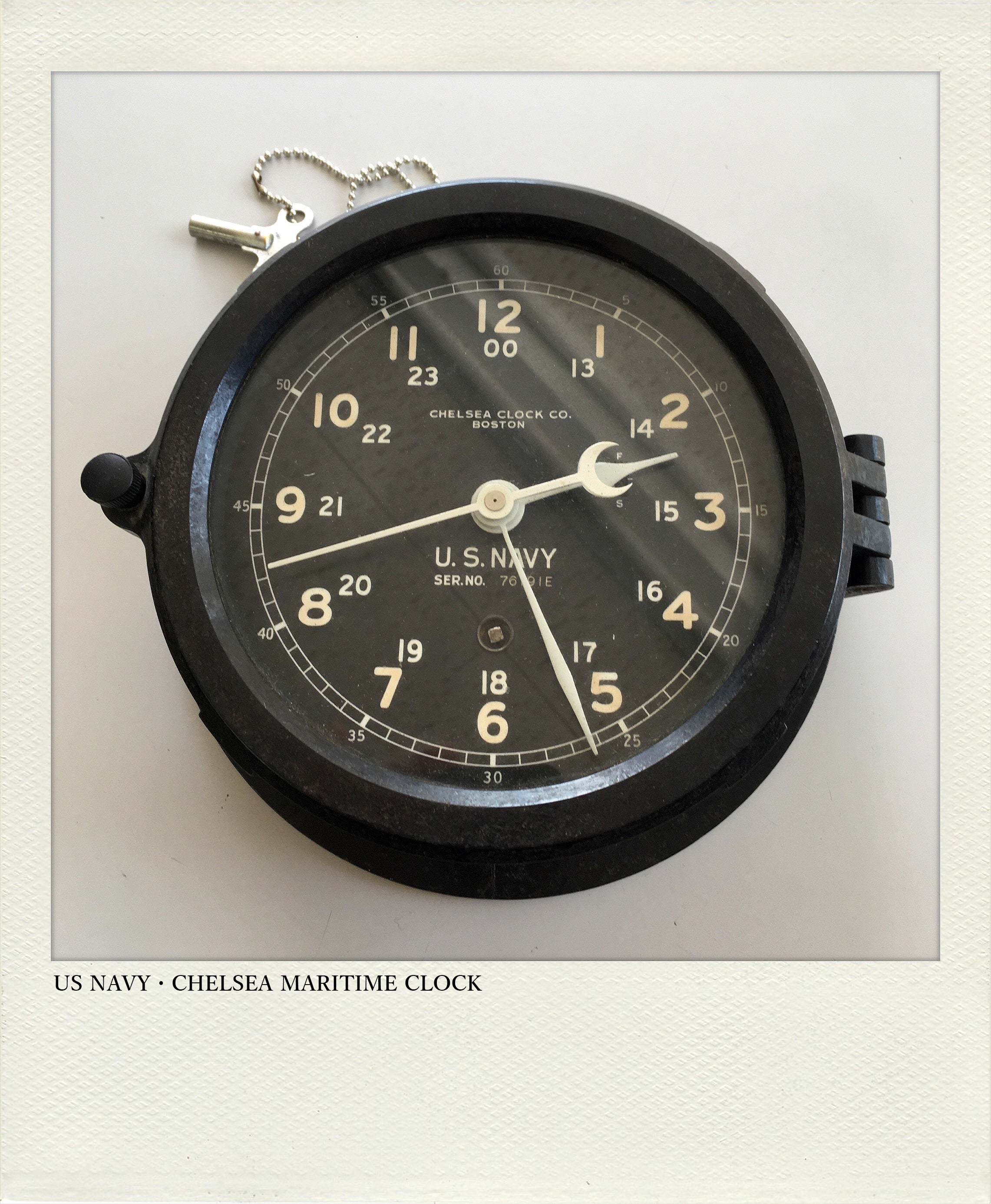 ネジで裏蓋を留める機構ですが1940's Chelsea Clock US.Navy 掛け時計アンティーク