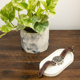Décoration inspiration pour la chambre à coucher. Pot Jadéite avec plante et vide poche pour mettre sa montre. 