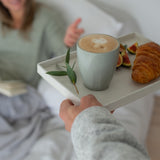 Petit déjeuner au lit avec le plateau en béton et la tasse Mimipots couleur vert