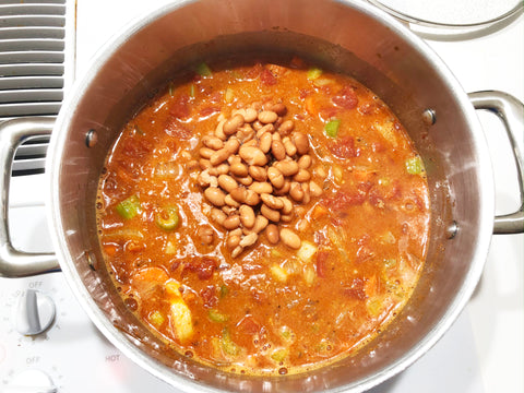 agregue tomate y frijoles para sopa de frijoles en una olla de inducción de acero inoxidable 21 de 6 cuartos