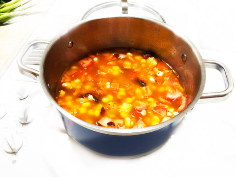 agregue la tapa de caldo y cocine a fuego lento a la sopa posole en una olla de caldo de 6 cuartos de galón